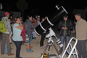 La Asociación Astroingeo desplazó varios telescopios al CEM Captivador para este taller