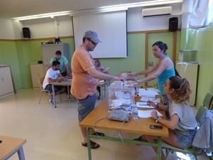 Votante en el Colegio Sant Rafel de La Nucía