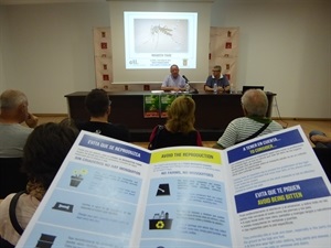 El tríptico sobre el Mosquito Tigre fue presentado ayer por Manuel Alcalá, concejal de Sanidad