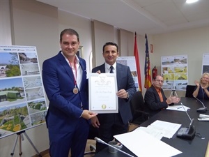 El arquitecto José Luís Campos recibió la medalla y pergamino de manos de Bernabé Cano, alcalde de La Nucía