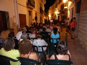 El “Encontre de Poesia al Carrer" se desarrolló al aire libre,  en el carrer Major de La Nucia