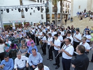 La banda de la Unió Musical de La Nucía a su llegada a la plaça Major