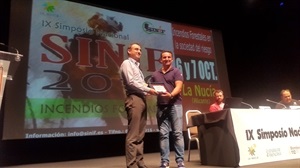 Bernabé Cano, alcalde de La Nucía, entregando uno de los PREMIOS SINIF 2016 en l'Auditori
