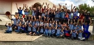 El grup Scout La Nucía delante del CEM Captivador junto a Sergio Villalba, concejal de Deportes y EducaciónLa Nucia CEM Scout acampada oct 1 2016