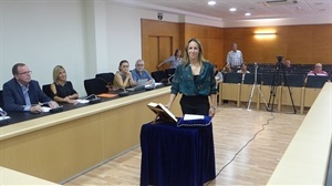 Eva María Naranjo, jurando su cargo como concejala del Ayuntamiento de La Nucía