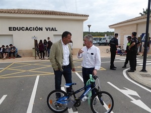 Francisco Cabrera, concejal de Seg. Vial de Benissa entregó la bicicleta a Serafín López, concejal de Seg. Vial de La Nucía