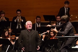 El tenor José Sempere durante su intervención en el concierto. Foto de: Nelly del Arbo