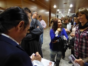 Román Rodríguez firmando cd's en la entrada de l'Auditori