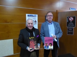 Bobby Setter, director de orquesta belga y director del documental, junto a Bart Gommans, concejal de Resid. Extranjeros de La Nucía