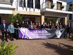 Toda la corporación municipal con la pancarta " La Nucía contra la Violencia de Género"