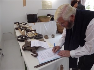 Miguel Piñeiro firmando el acta de donación del Telar al Museo Etnológico del CEM Captivador
