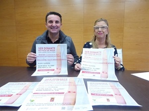 Encar Martínez, dpt. Promoción del Centro de Transfusiones de Alicante y Bernabé Cano, alcalde de La Nucía en la presentación de la donación extraordinaria de diciembre