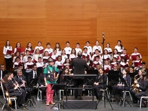 El "Concert de Nadal" reunió sobre el escenario a Dani Miquel, la banda de La Nucía y los coros escolares