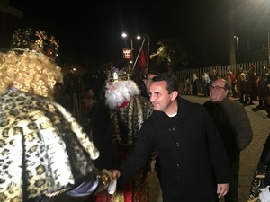 Bernabé Cano, alcalde de La Nucía, saludando a sus majestades los Reyes de Oriente