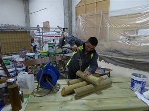 Uno de los trabajadores del EMCORP reparando mobiliario urbano en Almacén Municipal