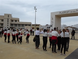 También interpretaron "danses de bastonets" y otros bailes con una banda de música amenizando las actuaciones