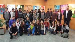 Cada día pasa por una clase del IES La Nucía por la exposición del Centre Juvenil junto con sus profesores de Lengua Castellana