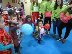 La pequeña Laia Romera disfrazada de "Mary Poppins" consiguió el primer premio en los Carnavales Infantiles