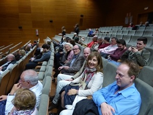 A la representación acudieron Pedro Lloret, concejal de Cultura y Beatriz Pérez-Hickman, concejala de Bienestar Social