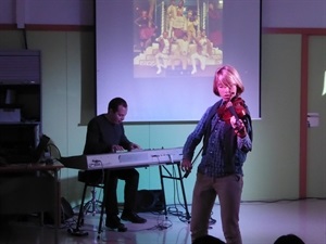 Pablo Turlo, violinista y actor del musical "D'Artagnan y los 3 Mosqueteros" realizó una demostración en el Colegio Sant Rafel