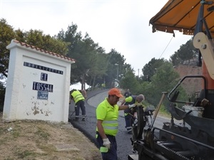 El asfaltado del acceso a la Urbanización El Tossal comenzó ayer martes
