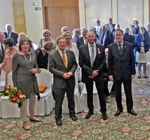 El condecorado Cees van der Wiel junto al embajador de Holanda en España y Bart Gommans, concejal de Resid. Extranjeros de La Nucía