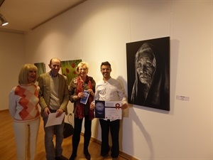 El ganador Carlos Beltrán junto a su cuadro "Belleza Oculta", acompañado por los miembros del jurado Isabel Marquina, Flavia Benedetta y Francesc Sempere