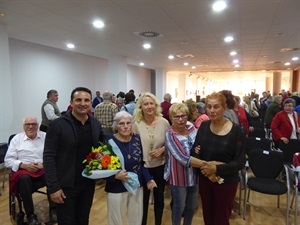Las homenajeadas Mª Teresa García Moreno, Carmen Oreja y Nicole Primm, junto a Bernabé Cano, alcalde de La Nucía y la concejala Beatriz Pérez-Hickman