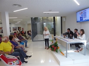 Beatriz Pérez-Hickman, concejala de Bienestar Social, durante la presentación de la charla informativa