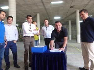 Bernabé Cano, alcalde de La Nucía, firmando el acuerdo con la empresa Aqualia, que asumirá el 100% de los costes