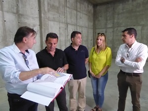 Los responsables de Aqualia revisando el proyecto junto a Bernabé Cano, alcalde de La Nucía y Miguel Ángel Ivorra, concejal de Urbanismo