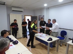 Los agentes recogieron sus diplomas de manos de Jaime Lloret, Diputado Provincial de Emergencias, y Bernabé Cano, alcalde de La Nucía