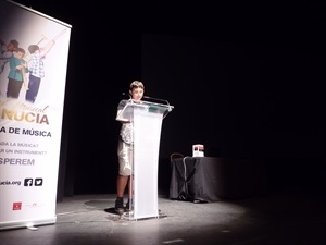 José Laviós, ganador del Concurso de Microrelatos, leyendo su escrito