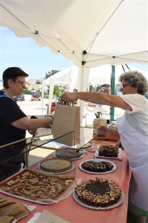 La repostería y panadería ecológicas son algunos de los productos a la venta en el Mercat de la Terra de La Nucía
