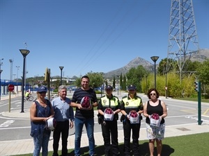 Sergio Villalba, concejal de Educación y Deportes y Serafín López, concejal de Seguridad Ciudadana, asistieron a la entrega de los cascos