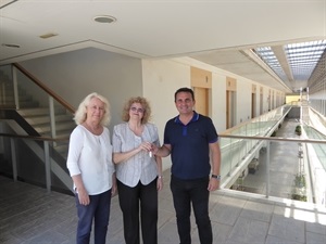 Bernabé Cano, alcalde de La Nucía y Beatriz Pérez-Hickman, concejala de Bienestar Social, entregaron las llaves de la vivienda tutelada a la vecina nuciera