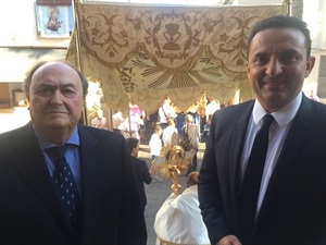 Bernabé Cano, alcalde de La Nucía y Pedro Lloret, concejal de Cultura, acudieron a la Procesión del Corpus Cristi