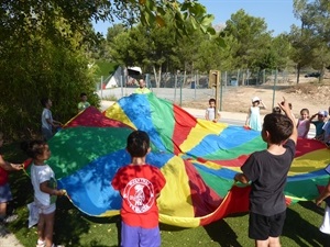 Los alumnos han realizado actividades lúdicas con un "paracaidas" en este inicio del Cole de Junio