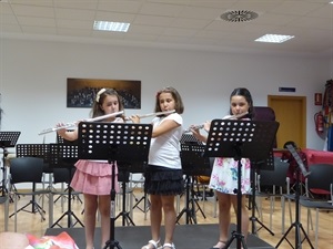 Actuación con flautas traveseras a cargo de tres alumnas durante las audiciones