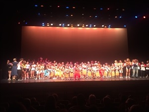 Al final del Festival saludaron los 130 bailarines de las tres escuelas