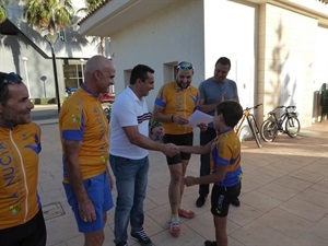 El biker Andreu Berenguer saludando a Bernabé Cano
