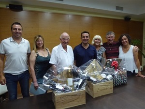 Los profesores de la Escuela de Adultos con sus regalos junto a las coordinadoras de la Escuela de Adultos, el concejal Sergio Villalba y Bernabé Cano