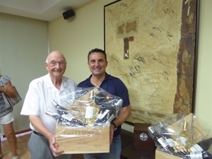 Peter Bethe (profesor de alemán) recibe el regalo de manos de Bernabé Cano, alcalde de La Nucía