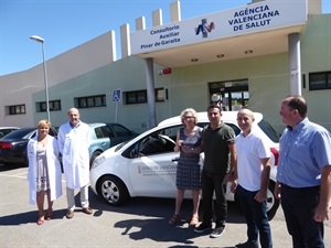 Bernabé Cano, alcalde de La Nucía, entrega las llaves del coche a Rosa Louis Cereceda, dtra. gerente del Departamento de Salud de Marina Baixa