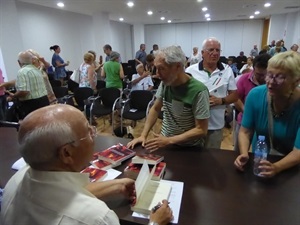 Al final de la presentación el autor firmó ejemplares de su novela al público asistente