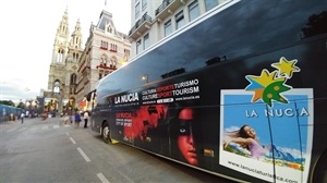 Bus OJPA con publicidad de La Nucía junto Ayto de Viena