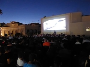 Más de 500 personas disfrutaron anoche del cine al aire libre en la plaça del Músics