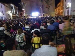 Más de 800 personas llenaron la plaça Major