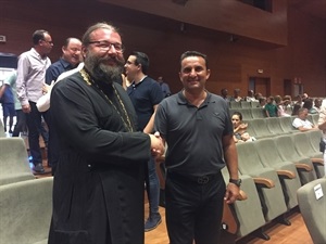 El padre Adam Kondraciuk saludando al alcalde Bernabé Cano, antes del concierto