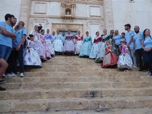 La reina de fiestas, Àngela Company y sus damas de honor junto al alcalde de la Nucía, Bernabé Cano, y el concejal de Fiestas, Cristobal Llorens, en la escalinata para imponer los banderines a las 37 Penyas